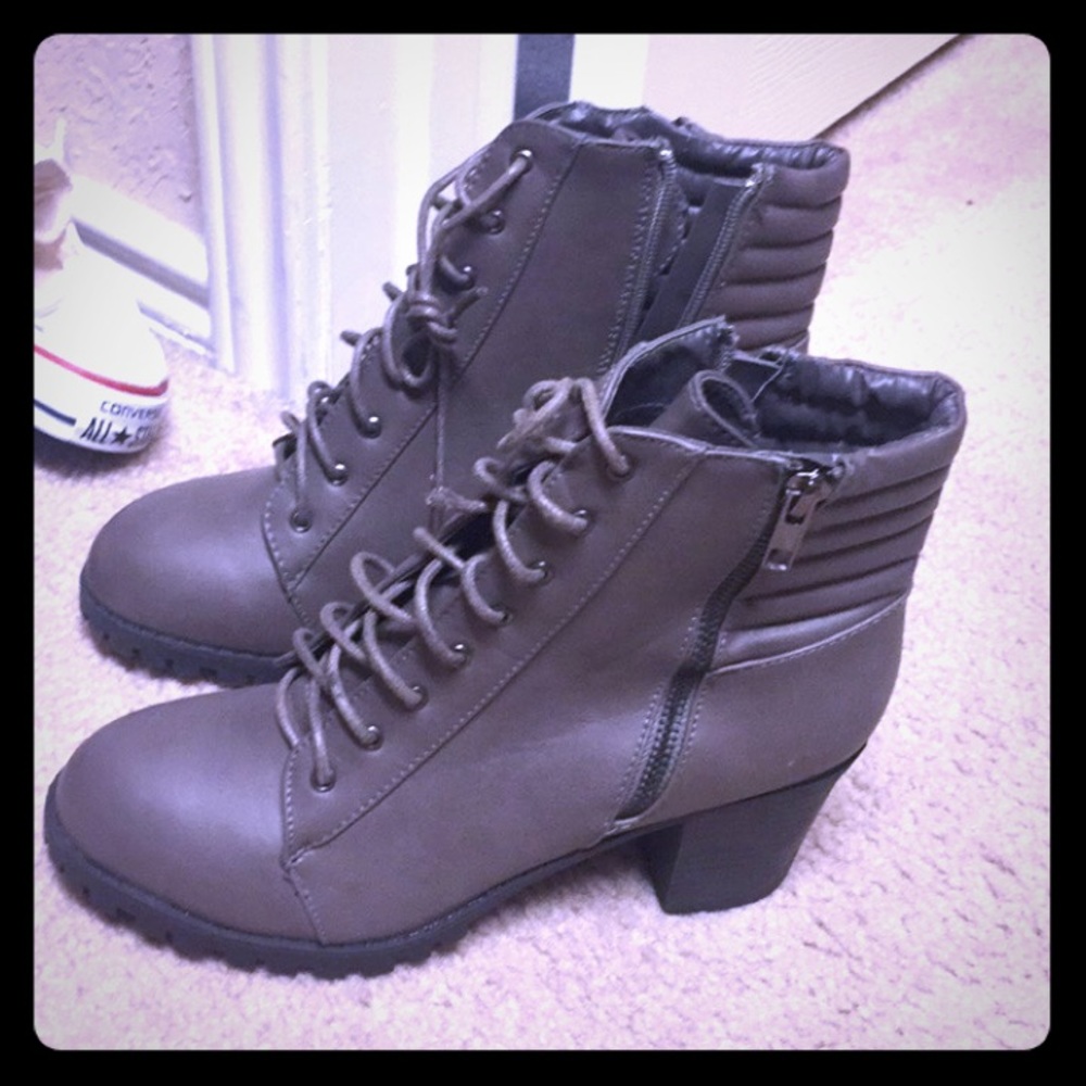 Gray boots, zip and tie